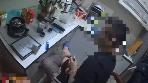 租舊公寓當製毒據點　還窩在房裡拉K！警逮6人送辦