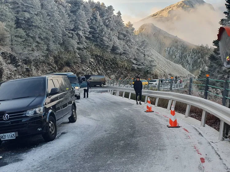 目前現場放起交通錐示警。翻攝畫面