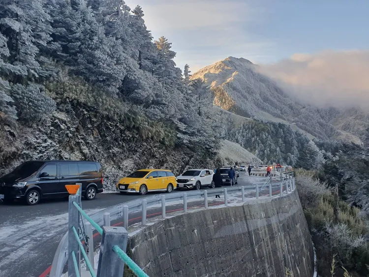 公路總局呼籲民眾加裝雪鏈。翻攝畫面