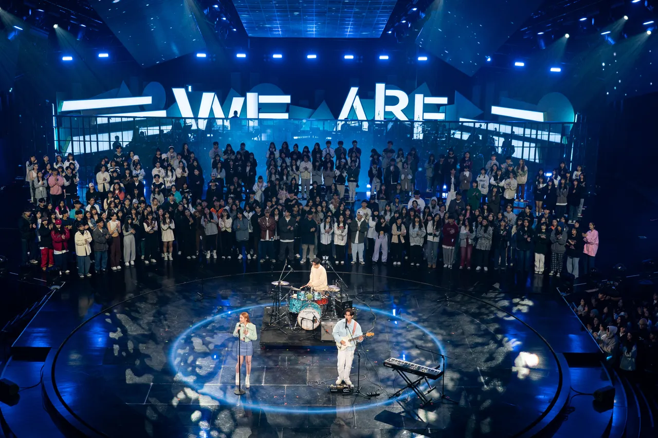 告五人與三所學校千名學生共同演出。文總提供