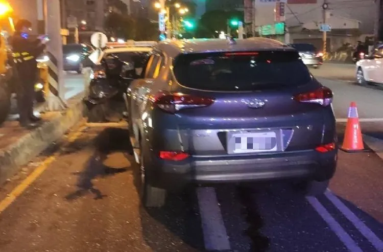 駕駛休旅車的呂姓女子，因身體不適追撞前方待轉警車。讀者提供