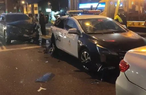 夾擊片曝光！台中28歲女駕駛身體不適　擊落警車送醫