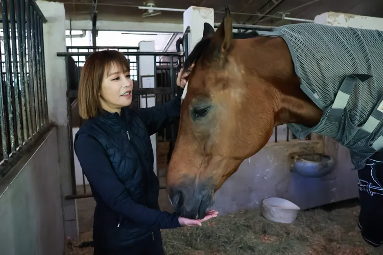 斯容當初花250萬從德國買來大兒子「鳳眼男」，現在是匹網紅馬，一支打滾的影片獲10萬讚數，比斯容還紅。趙世平攝