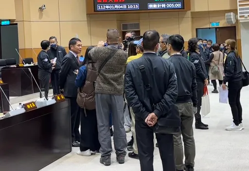 果真苗栗國?縣議會上午開會1分鐘結束 網怒:連泡麵時間都不夠