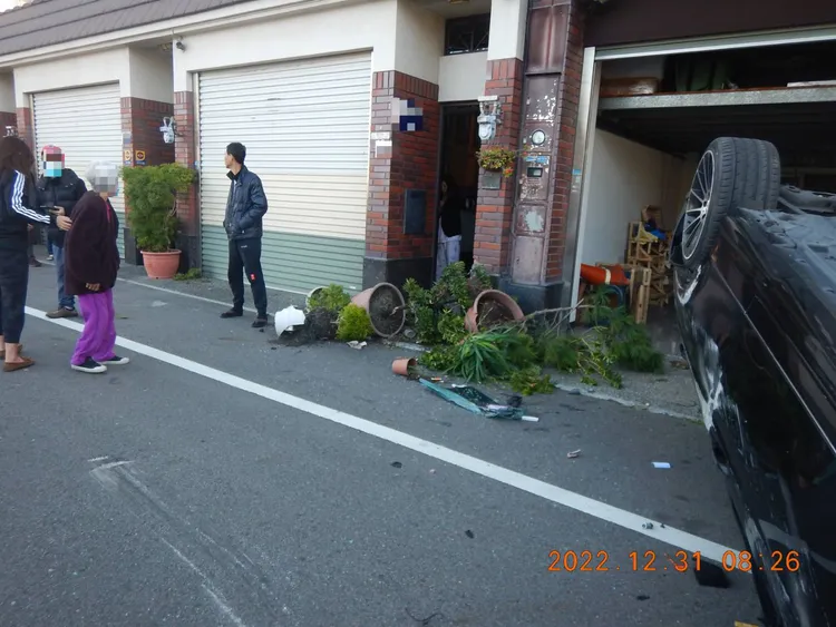 車禍現場附近的盆栽被撞倒。警方提供