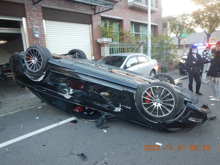 自小客車翻覆，駕駛受傷。警方提供