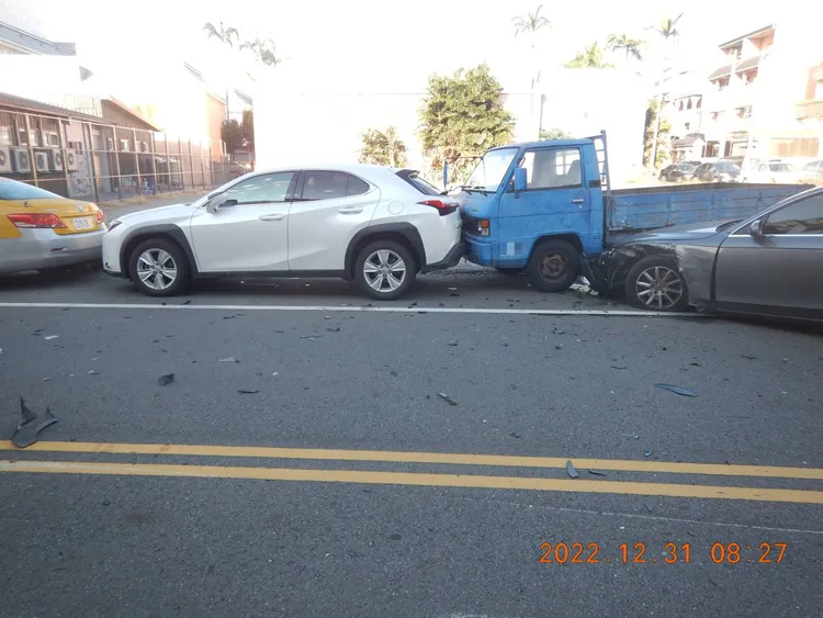 停路邊的車輛遭波及。警方提供