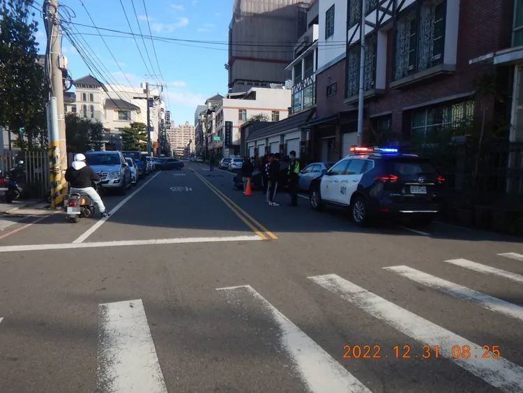 警員到場勘驗調查。警方提供