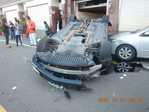 跨年日不平安!台中大里民宅5車連環撞 1車翻覆2人受傷