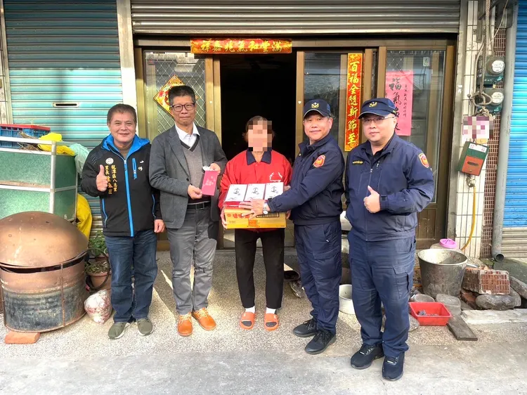 暖男所長蔡坤龍（右2）平時利用勤餘或休假期間走訪轄內每個角落，長期默默關懷弱勢家庭。警方提供