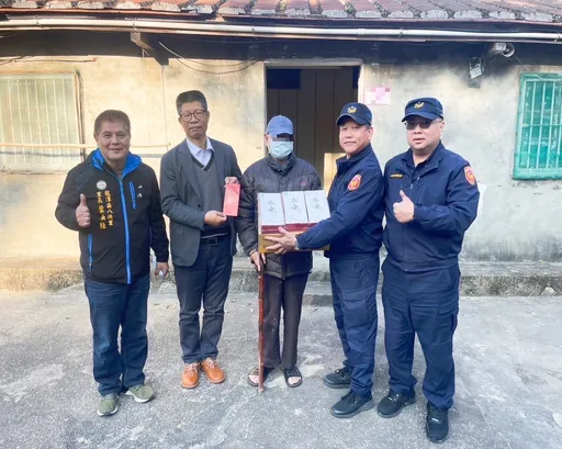 警察所长太暖心了!关怀救济弱势 还找来里长、企业家来帮忙