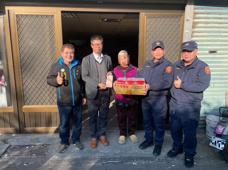 警方昨天（1日）與里長及地方企業，共同前往轄區濟助關懷弱勢家庭。警方提供