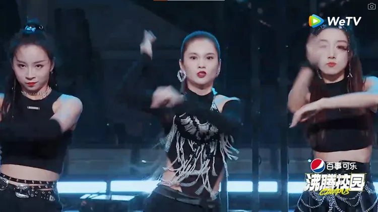 楊丞琳（中）在中國節目《沸騰校園》裡熱舞時的兇猛表情，在網上引起了熱烈的討論。翻攝WeTV