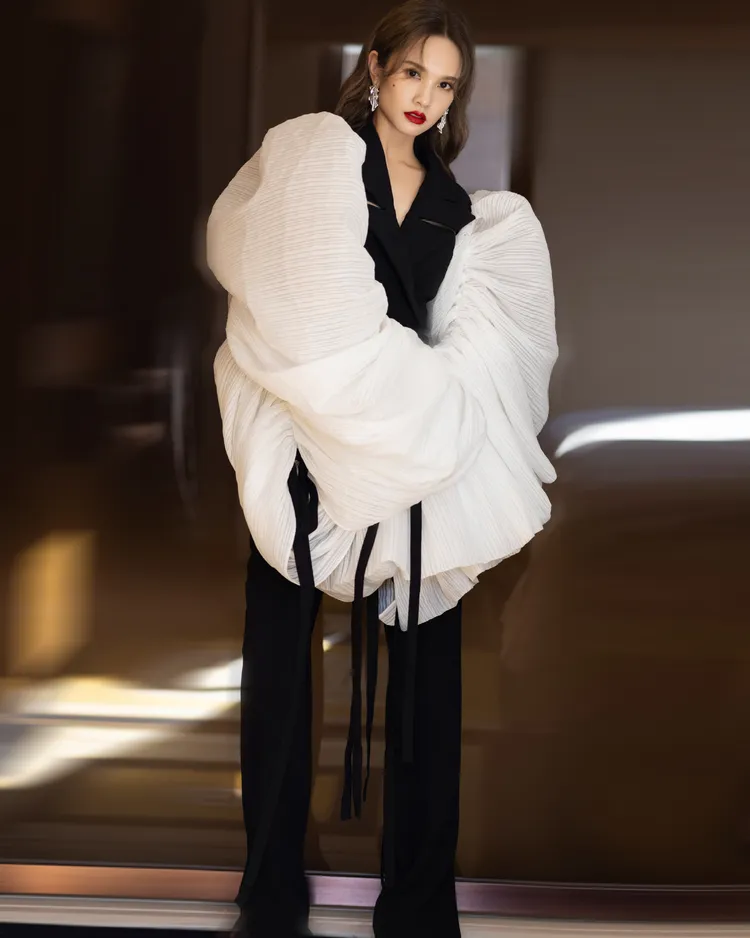 楊丞琳這段時間在中國工作場合中的造型，都分外具有存在感。翻攝楊丞琳微博