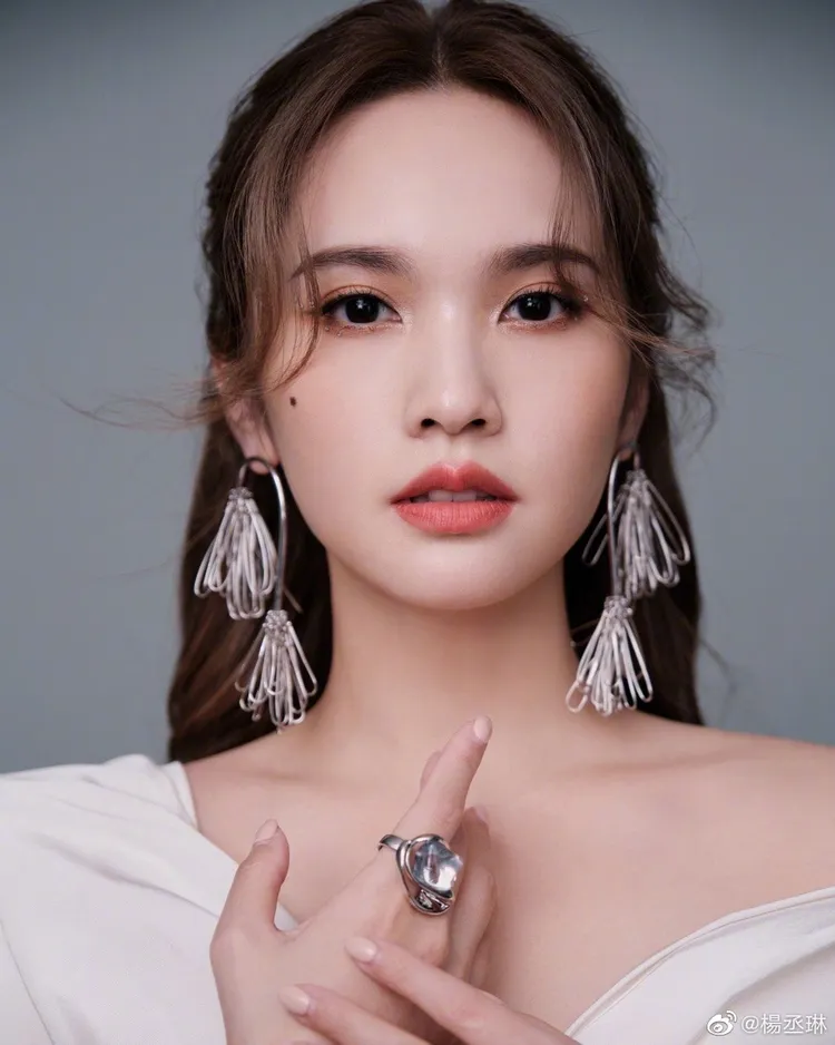 垂掛在楊丞琳臉側的搶眼耳環，獨特造型乍看下宛如廚房裡的「打蛋器」。翻攝楊丞琳微博