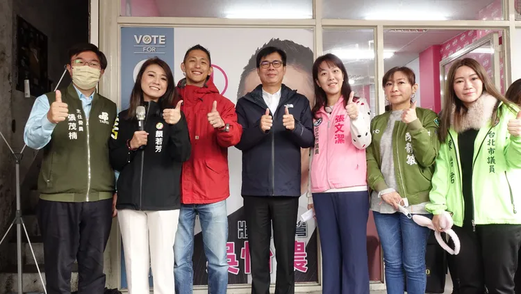 陳其邁4日北上陪吳怡農車掃，立委陳靜敏、北市議員張文潔、顏若芳、陳怡君及北市黨部主委張茂楠也大陣仗出席陪同。莊宗達攝