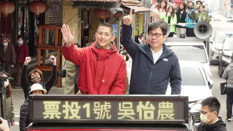 陳其邁北上陪同吳怡農車掃。莊宗達攝