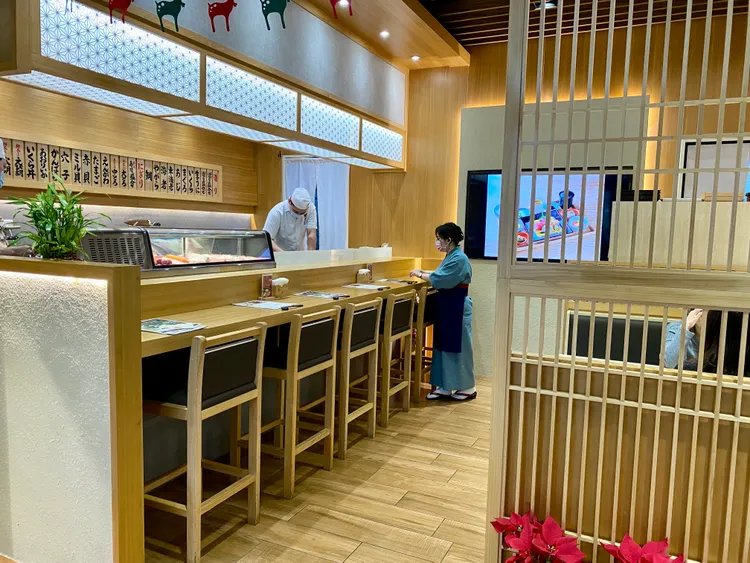 莞固茶寮新店民權店裝潢雅致，一樓配有板前座位，一旁更有穿和服的服務人員。葉盛耀攝