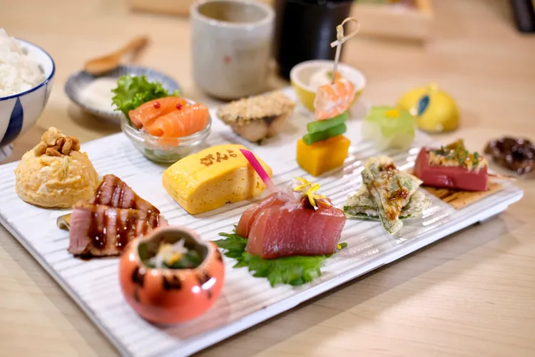 「旬菜旬魚十二菜膳」包含12款小巧菜色，像是手做胡麻豆腐、鯖魚利休燒、鮭魚刺身沙拉等，做工精緻風味也很不錯。葉盛耀攝