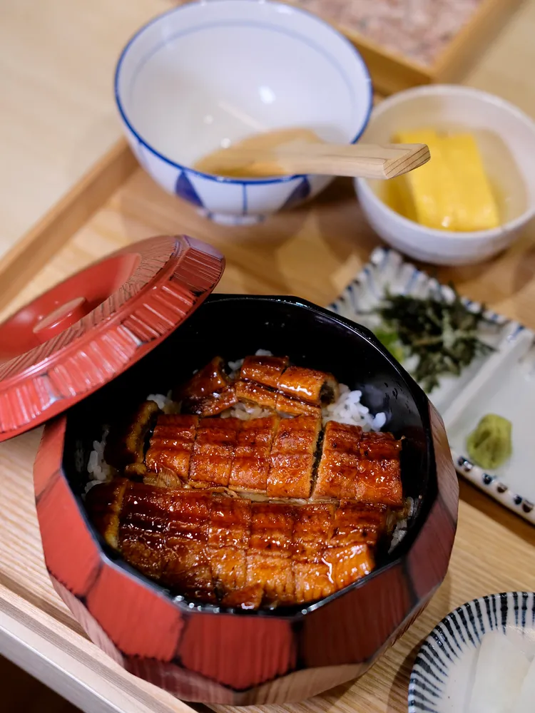 蒲燒鰻魚三吃御膳強調可以將蒲燒鰻分成三種層次的吃法，鰻魚吃起來香軟又滋補。葉盛耀攝