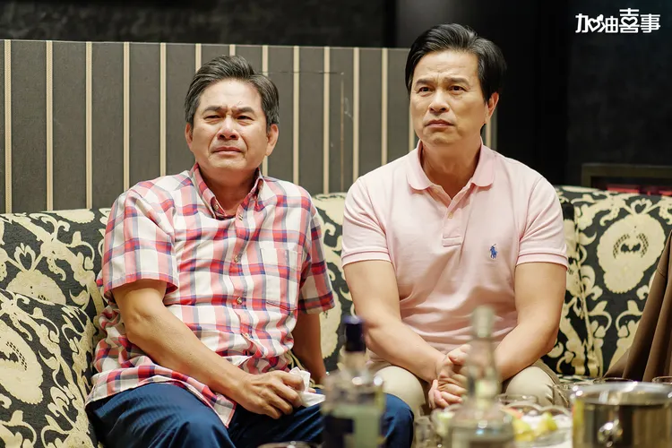 洪都拉斯（左）和李興文感動地看著雙方妻子合唱。TVBS提供