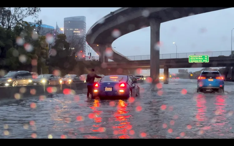 跨年夜傍晚，舊金山市區道路大淹水，許多車輛動彈不得。路透社