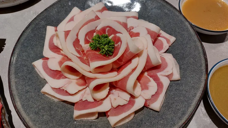 6盎司自選肉盤（圖為櫻桃鴨）。凃建豐攝