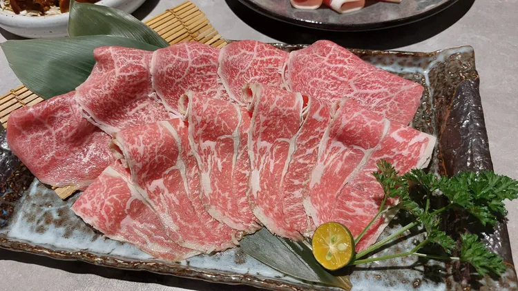 6盎司和牛雙拼（日本A5、澳洲M9）。凃建豐攝