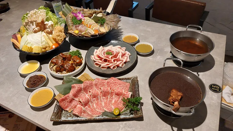 春節限定海陸雙人套餐，陣仗驚人。凃建豐攝