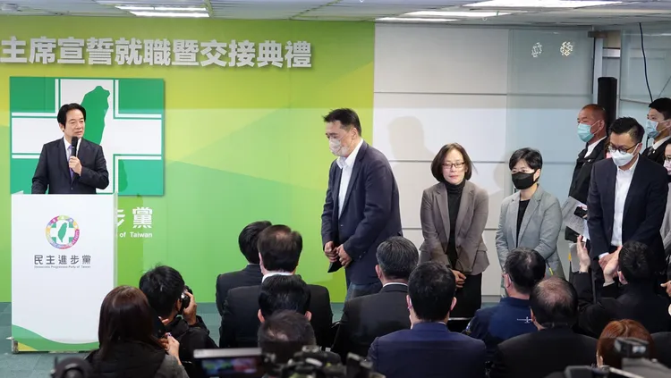 賴清德公布第一波新黨務人事，（右方站立者左起）分別為秘書長許立明，副秘書長許嘉恬、楊懿珊與黃建嘉。莊宗達攝