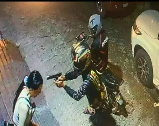 普萊沙在家門前遇害，監視影像全拍到。翻攝Philnews網站