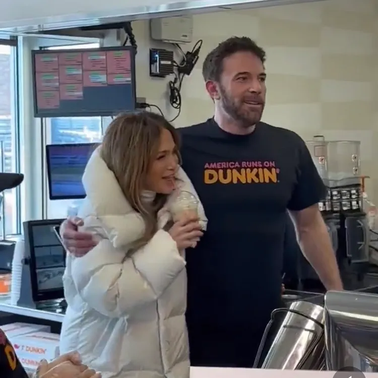 老婆翹臀珍到拍攝現場捧場與探班。翻攝liv marks twitter