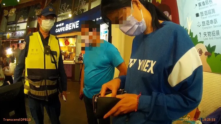 失主藍姓女子清點財物。讀者提供