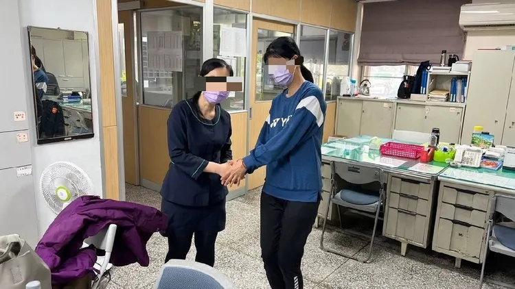 藍女再三感謝服務台人員(右)拾金不昧。讀者提供