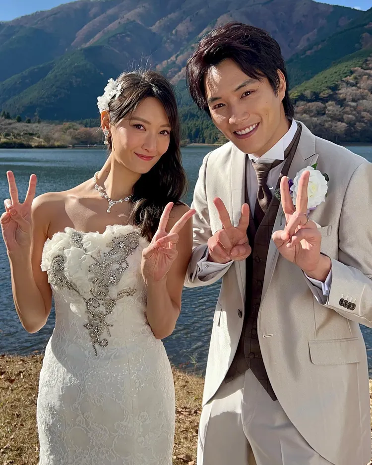 菜菜緒（左）和鈴木伸之公開婚紗照。翻攝《忍者結婚很難》IG