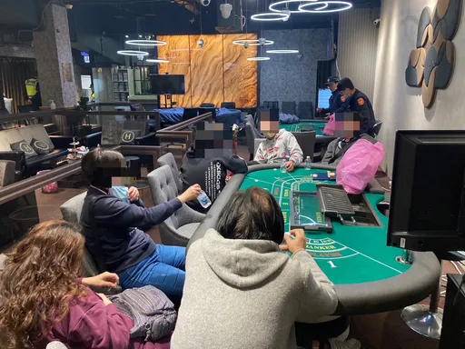 撲克協會是幌子！暗藏百家樂賭場　短裙馬靴辣妹當荷官攬生意