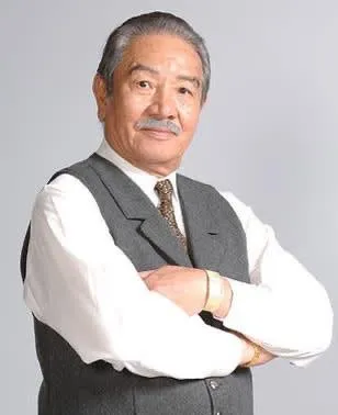 丁強靈堂遺照選用當年出書的封面，帥氣。亞凰國際娛樂提供