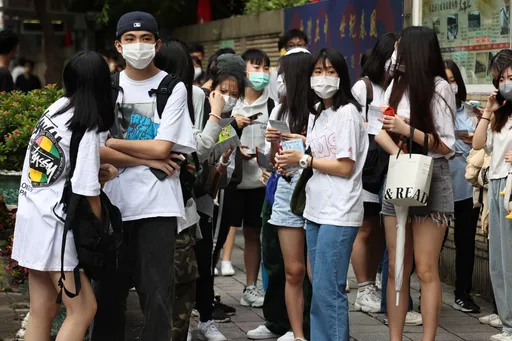 大叔裸考學測！聽見隔壁抄他答案還喊「穩上台大」　他露出一抹神祕微笑