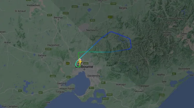 澳航QF430飛離墨爾本之後，再繞了一大圈返回。翻攝航班追蹤平台Flightradar24
