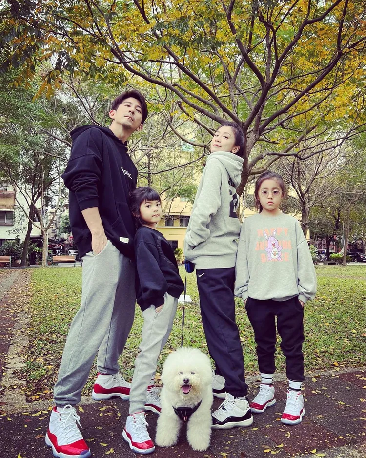 家敬文一家穿搭以灰與黑色為主調的休閒運動裝束，打造出全家同款造型。翻攝lefthere036 IG