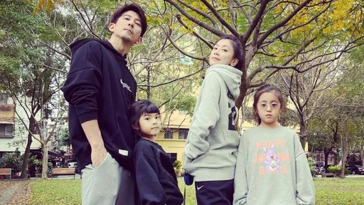 贾静雯新年元旦遛2女　打造全家同款造型「放电」