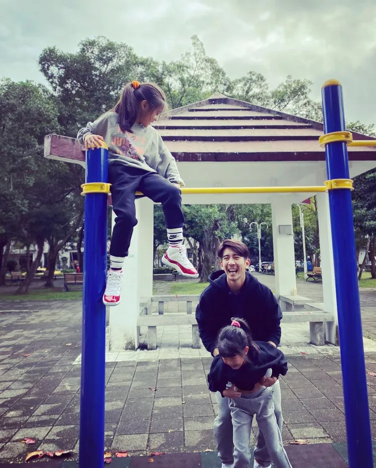 修杰楷在IG貼文調侃女兒「咘姐拍個合照臉怎麼這麼臭」、「為何波妞被嚇哭我都會笑開懷」。翻攝lefthere036 IG