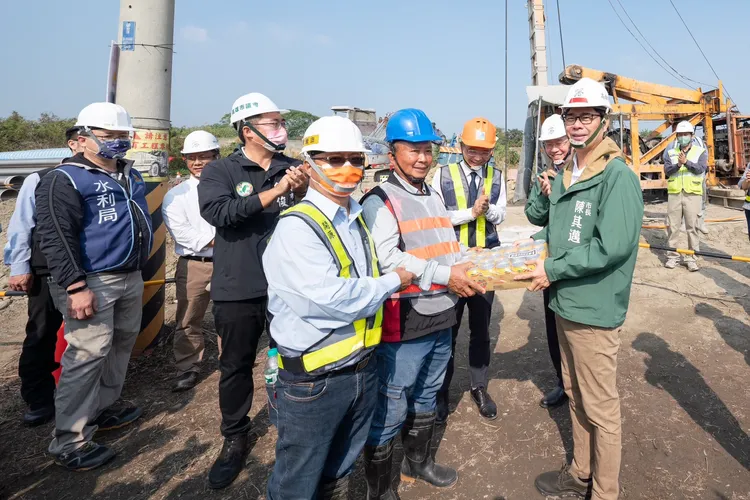陳其邁致贈飲料感謝施工團隊努力趕工。市府提供