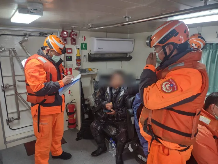 5名落海釣客均順利獲救。海巡署中部分署提供