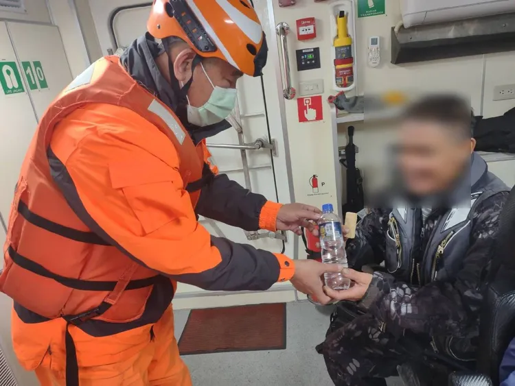 海巡人員提供飲水、乾糧給獲救的釣客。海巡署中部分署提供