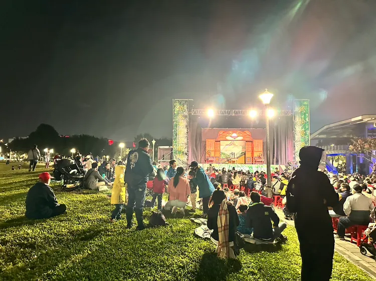 在活動開始前，已經有大批民眾在現場等候，還有部分家長直接坐在草皮上。潘袁詩羽攝