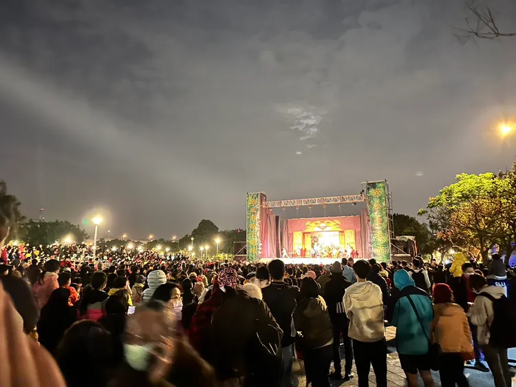 在活動開始後，已經有大批民眾擠滿現場。潘袁詩羽攝