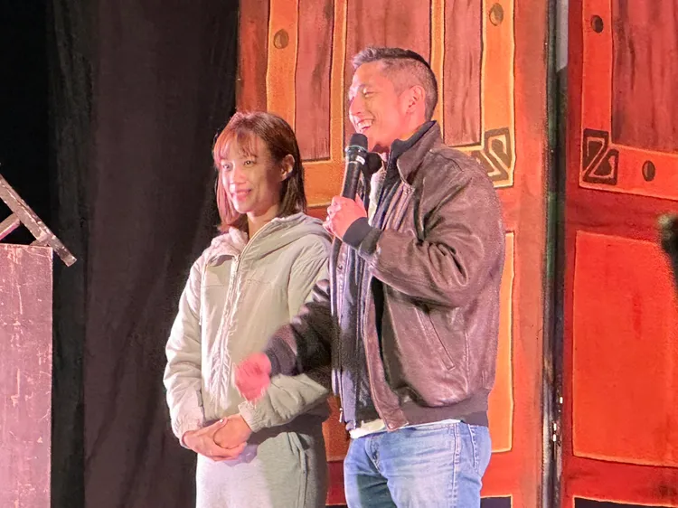 吳怡農在致詞時把老婆顏采薇牽緊緊。潘袁詩羽攝