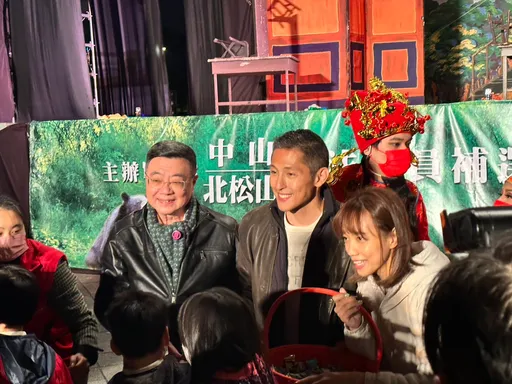 選前之夜｜吳怡農緊摟愛妻「不做主角」　卓榮泰被閃瞎：這段是愛老婆啦