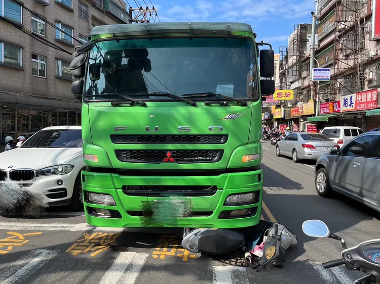 女騎士車道欲迴轉與曳引車發生碰撞。警方提供